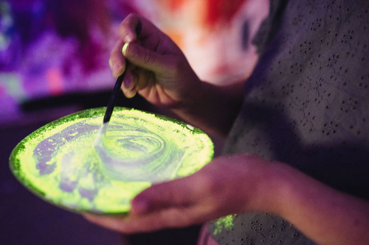Świecące farby pod blacklight